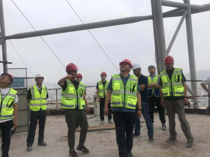 2019年董事長在鴻運金茂A塔塔冠檢查工作.jpg 2019年董事長在鴻運金茂A塔塔冠檢查工作.jpg